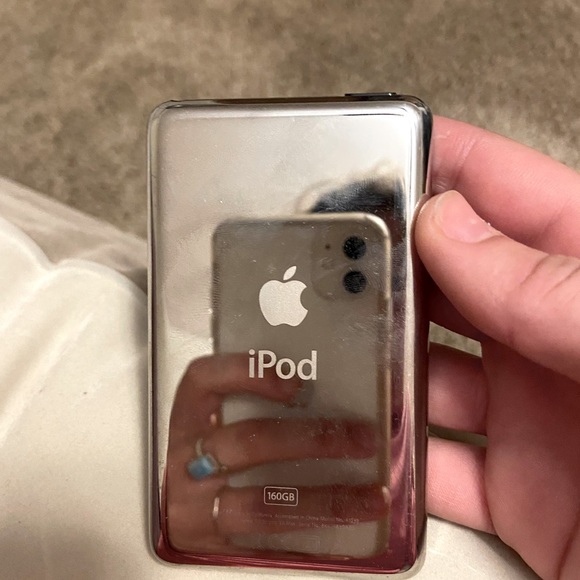 IPOD GEN 7 in great condition - Picture 2 of 2